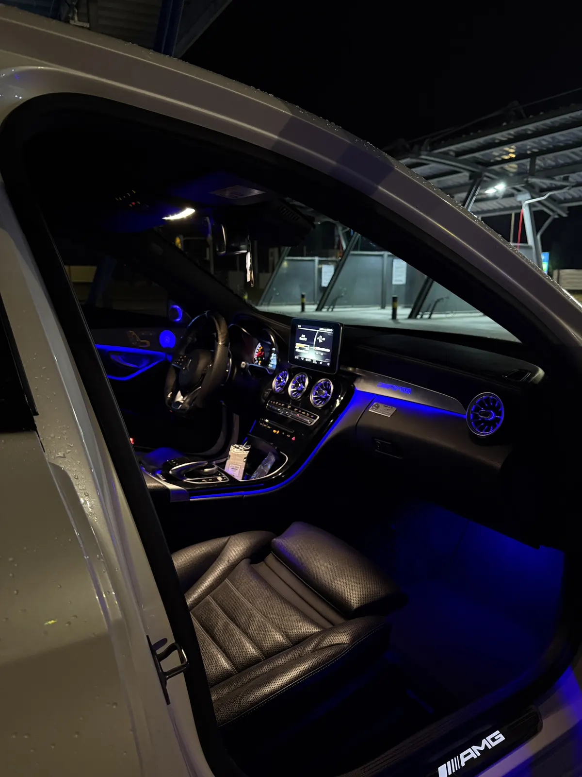 Innenraum eines Mercedes C43 AMG W205 nach dem Ambientebeleuchtungs-Umbau
