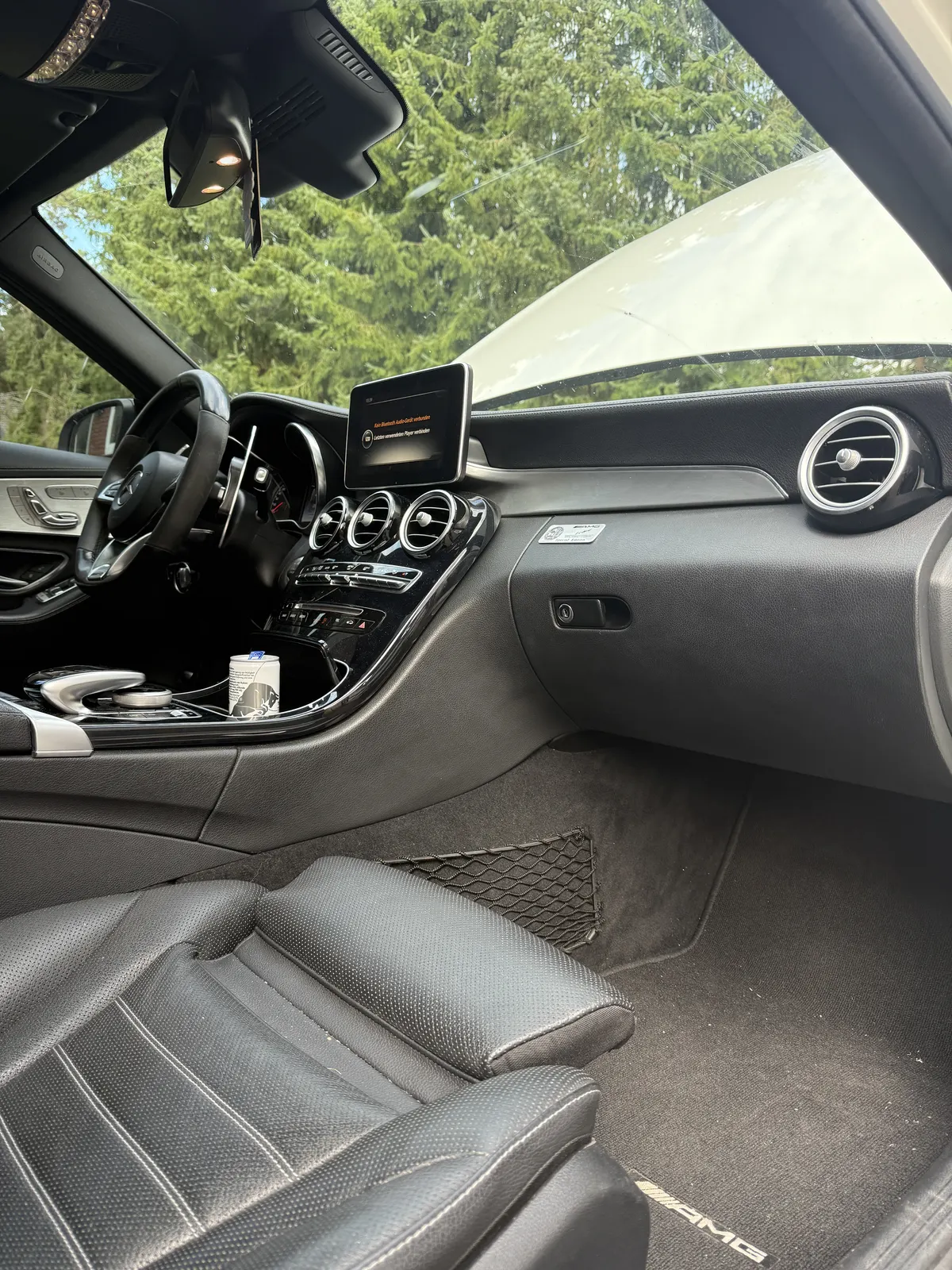 Innenraum eines Mercedes C43 AMG W205 vor dem Ambientebeleuchtungs-Umbau